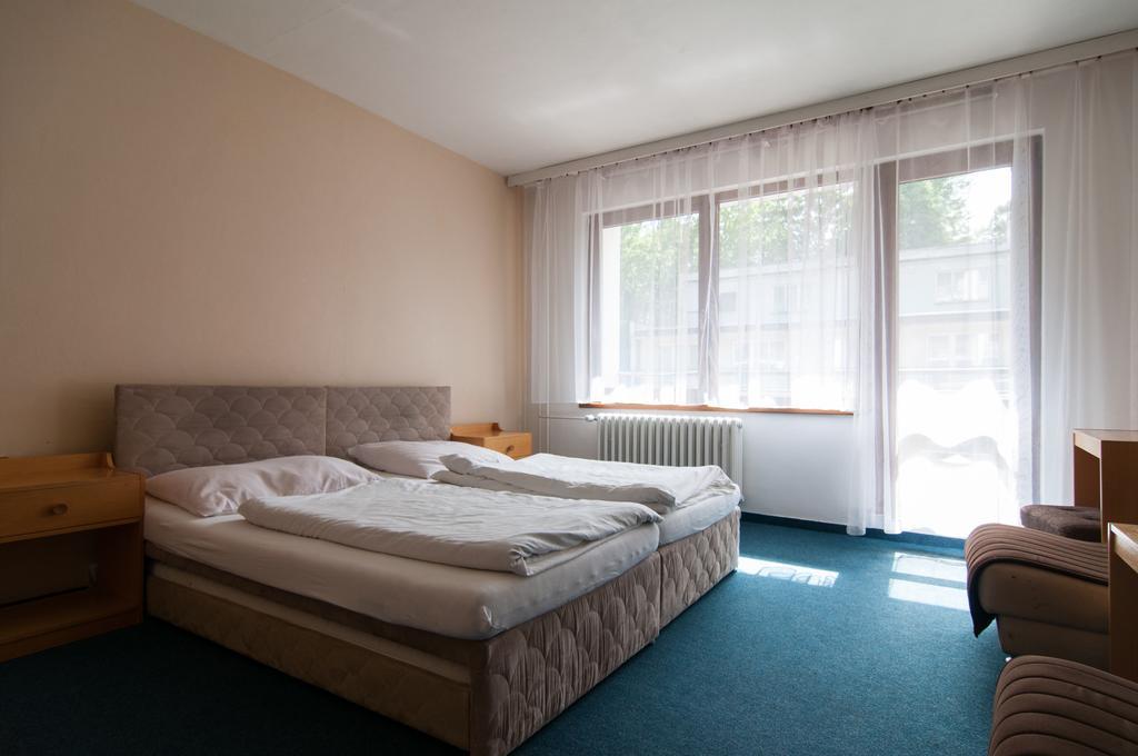 Hotel Radejov Knezdub Екстериор снимка