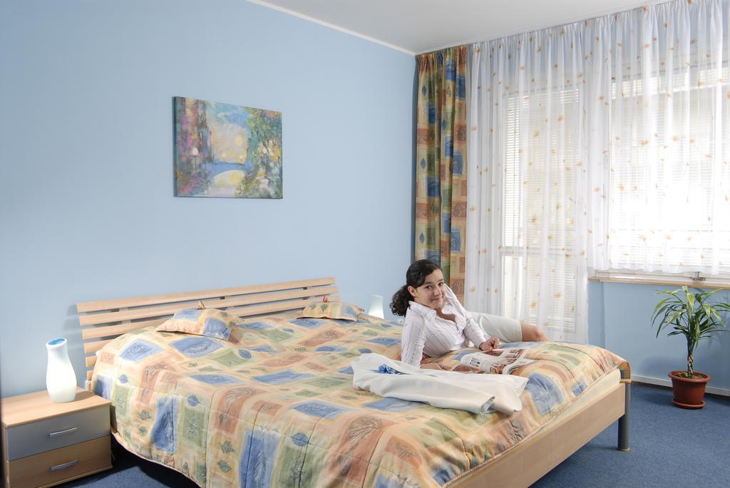 Hotel Radejov Knezdub Екстериор снимка