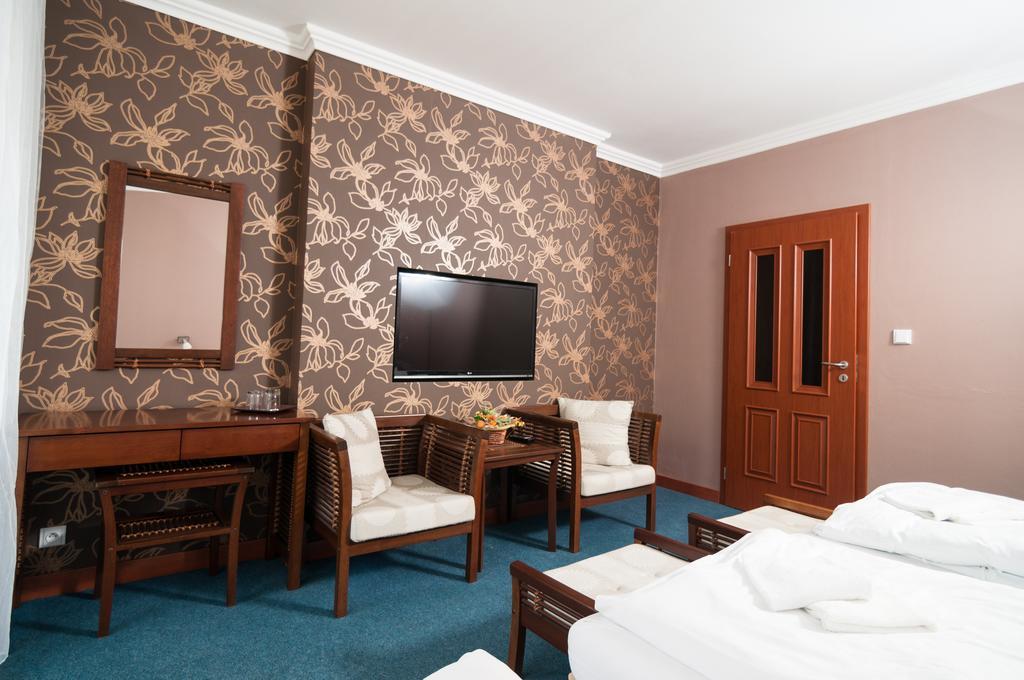 Hotel Radejov Knezdub Екстериор снимка