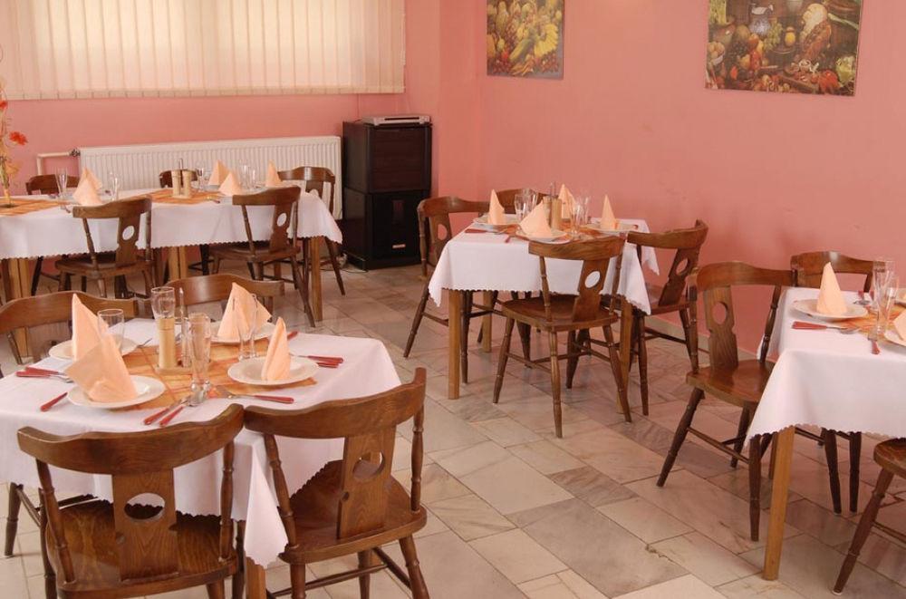 Hotel Radejov Knezdub Екстериор снимка