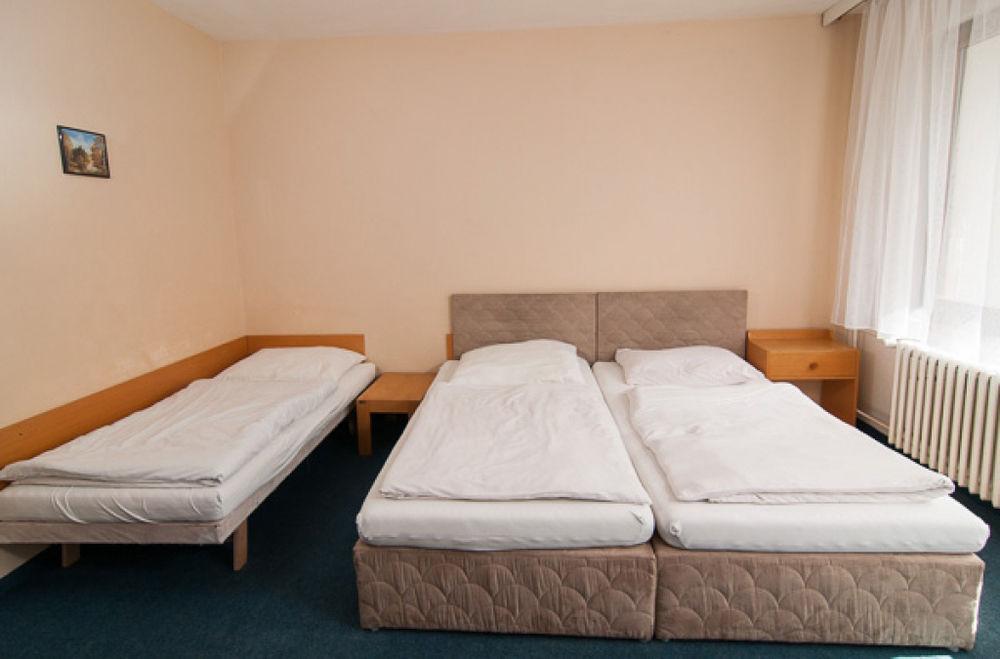 Hotel Radejov Knezdub Екстериор снимка