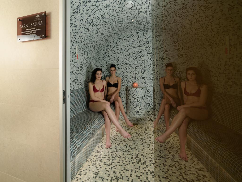 Hotel Radejov Knezdub Екстериор снимка