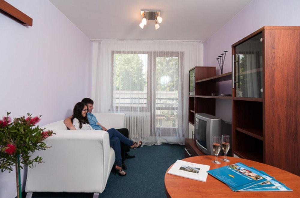 Hotel Radejov Knezdub Екстериор снимка