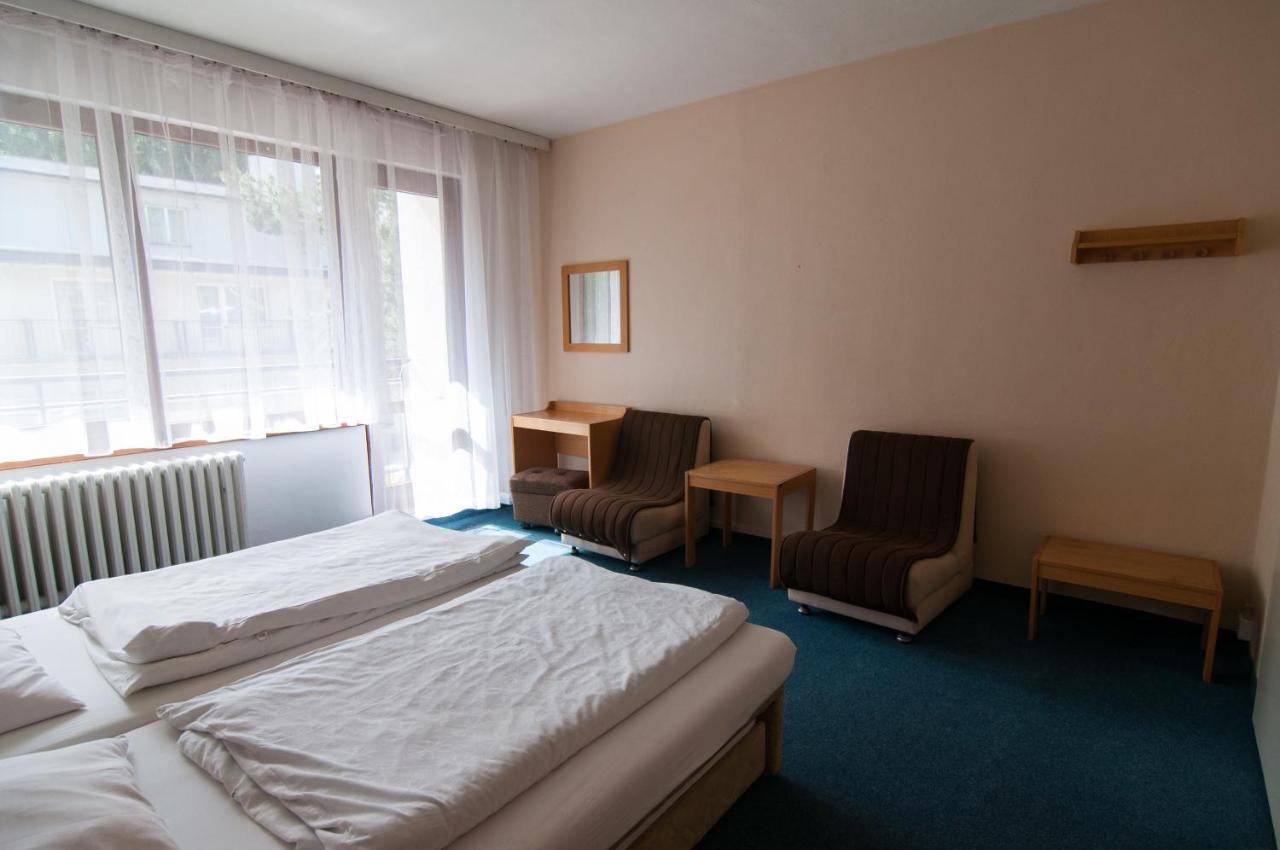 Hotel Radejov Knezdub Екстериор снимка